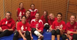 ganz hinten von links: Aylin Oray und Anna Zimmermann vorne links: Willi Zeig, Yasmin Mohr, Florida Xhemali, Tanja Heusinger, Riana Nowak, Anja Röhl, Freya Nagel und Leonie Konietzka