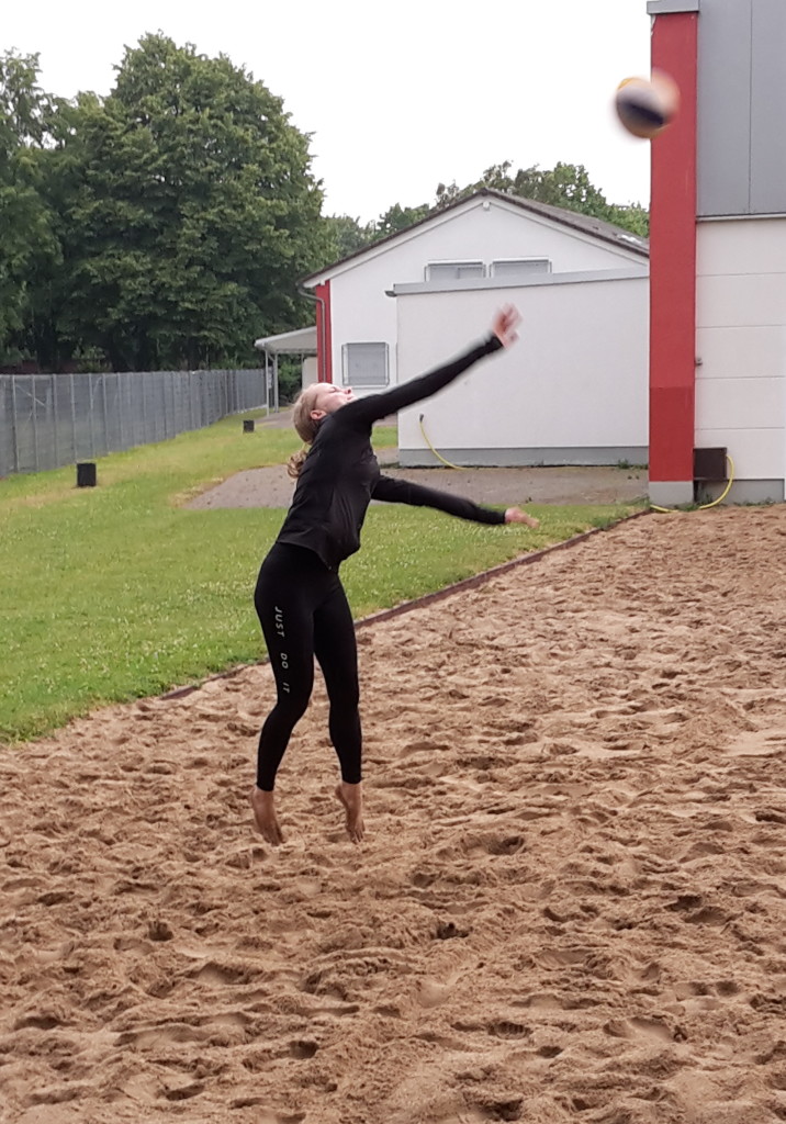 4. Damen am Beach