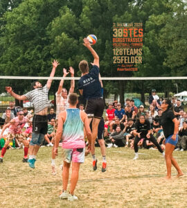 Bergsträßer Volleyballturnier Volleyballspiel auf Rasenplatz