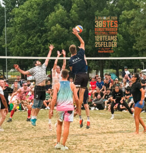 Bergsträßer Volleyballturnier Volleyballspiel auf Rasenplatz