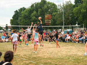 Bergsträßer Volleyballturnier Volleyballspiel auf Rasenplatz