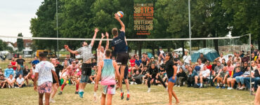 Bergsträßer Volleyballturnier Volleyballspiel auf Rasenplatz