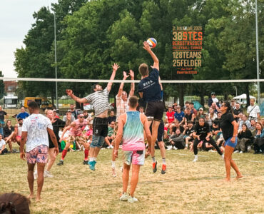 Bergsträßer Volleyballturnier Volleyballspiel auf Rasenplatz