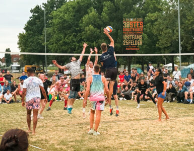 Bergsträßer Volleyballturnier Volleyballspiel auf Rasenplatz